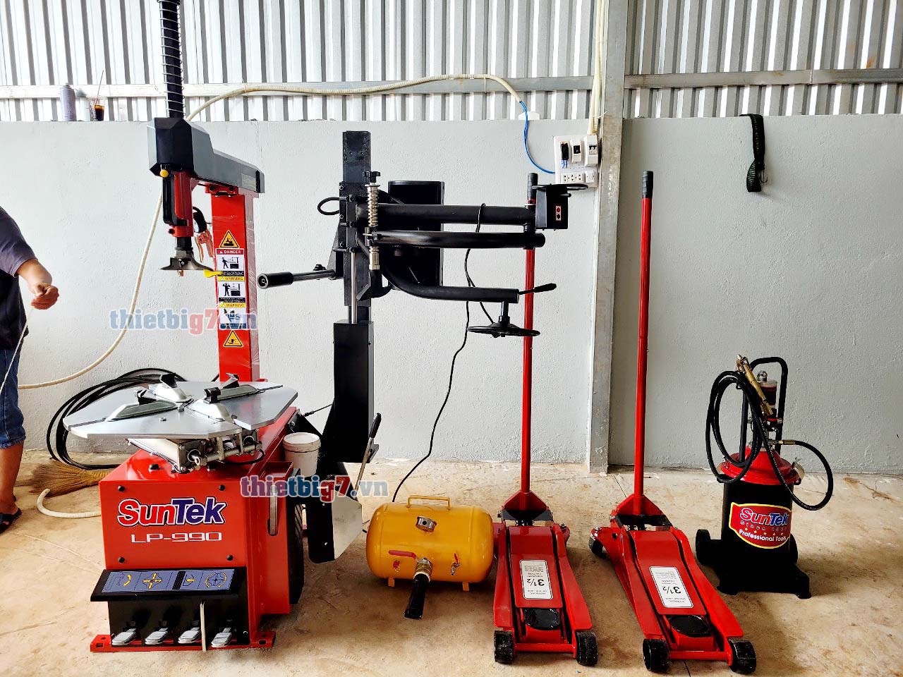 Hình ảnh bàn giao máy tháo vỏ xe SunTek LP-990 + 320 Hình ảnh bàn giao máy tháo vỏ xe SunTek LP-990 + 320