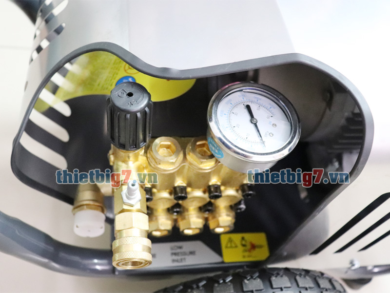 Đầu ra cao áp, đồng hồ báo áp suất
