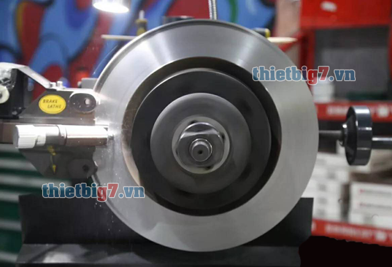hoạt động an toàn thì hệ thống phanh vô cùng quan trọng may-lang-dia-xe-oto-AM-983_2