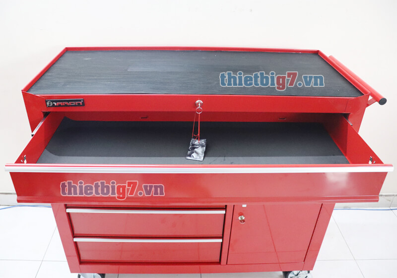 Tủ đựng đồ nghề 7 ngăn có thêm 1 ngăn kéo lớn dài dưới mặt bàn thuận lợi cho việc để cất các thiết bị dễ dàng tu-dung-do-nghe-7-ngan-taron-tbr4706-X_2